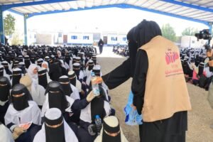 شبكة المنظمات النسائية تنفذ فعالية توعوية للفتيات حول الابتزاز الالكتروني.
مأرب – الأربعاء 19 نوفمبر 2025

أقامت شبكة المنظمات النسائية، بالتعاون مع منظمة أوكسفام، صباح اليوم فعالية توعوية حول الابتزاز الإلكتروني للفتيات، وذلك ضمن فعاليات حملة 16 يوماً لمناهضة العنف القائم على النوع الاجتماعي، وبمشاركة طالبات مدرسة أروى الأساسية والثانوية بمدينة مأرب.

أوضحت مديرة مدرسة أروى، الأستاذة وضحى، في كلمتها أهمية حماية الفتيات من مخاطر الابتزاز الإلكتروني، مؤكدة ضرورة تضافر الجهود لتعزيز الوعي بالثقافة الرقمية الآمنة.

من جانبها قدّمت التربوية الأستاذة نورة هادي كلمة توعوية تناولت فيها عدداً من المحاور أبرزها: تعريف الابتزاز الإلكتروني، أسبابه، أنواعه، وطرق مكافحته، إضافة إلى كيفية التعامل معه في حال وقوعه.

وتأتي هذه الأنشطة ضمن جهود شبكة المنظمات النسائية ومنظمة أوكسفام في نشر الوعي بالأمان الرقمي، وحماية الفتيات من العنف الإلكتروني، بما يسهم في خلق بيئة تعليمية آمنة وداعمة.